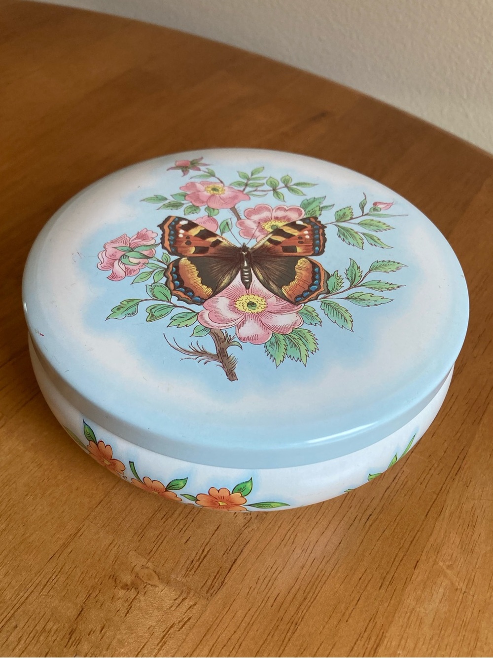 Daher butterfly and roses circular tin
